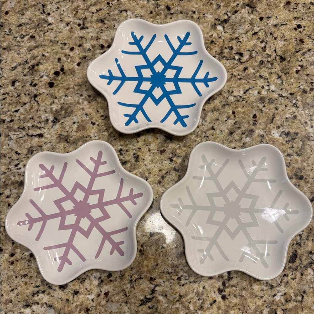 Temp-Tations Holiday Ceramic snowflake Plate 6.5 x 8 inch